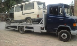 Эвакуация бежевого микроавтобуса