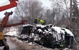 Эвакуация грузового автомобиля после аварии
